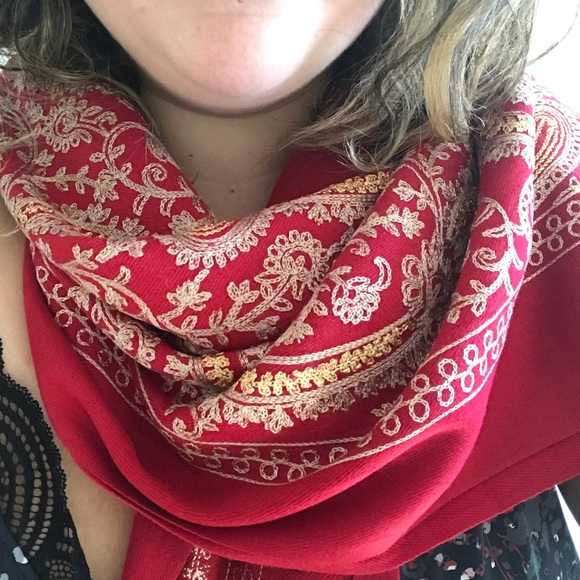 Embroidered cashmere scarf - Picture 3 of 4